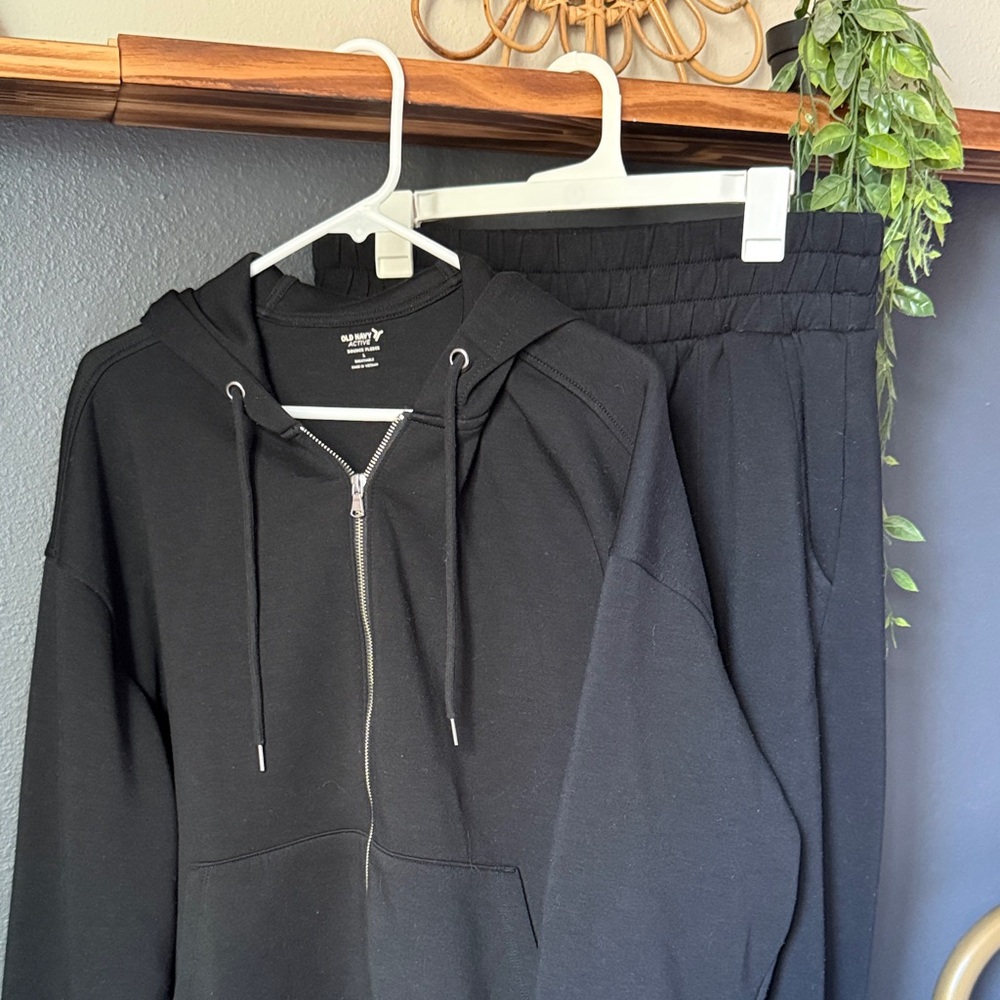 Old Navy Active Bounce Fleece Black Zip-Up Sweater and Wide Leg Sweatpants